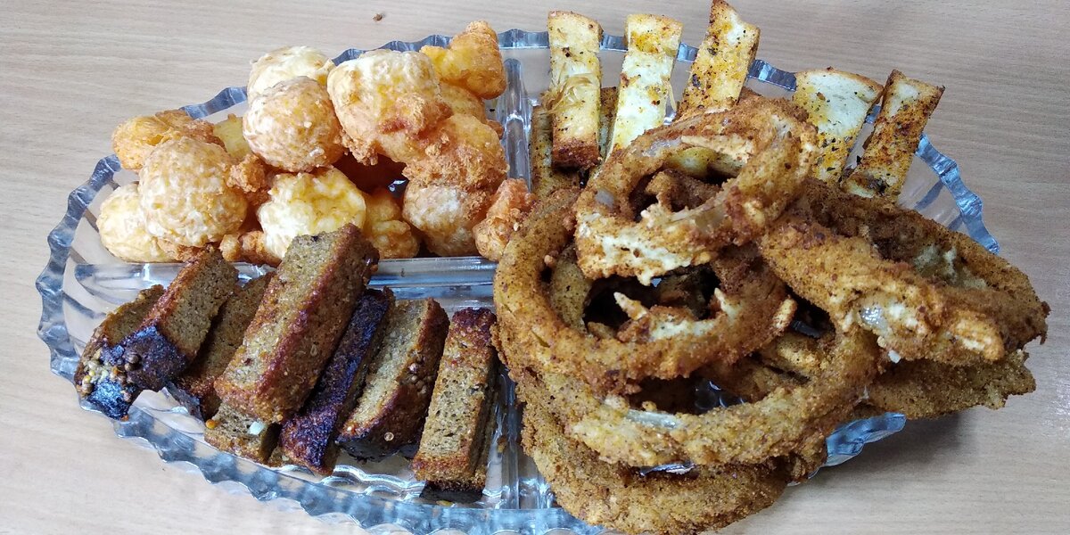 Луковые кольца справа снизу