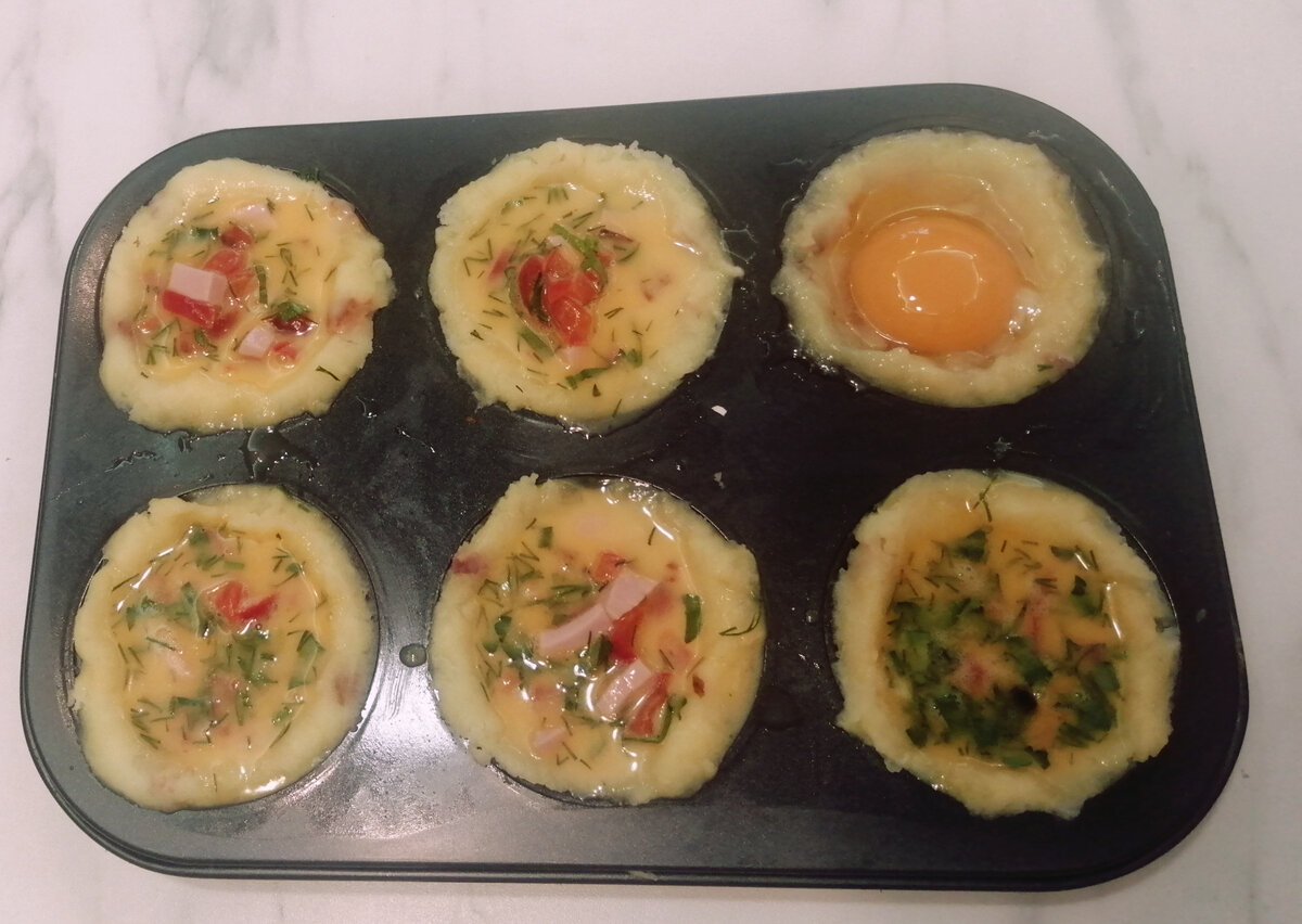 Картофельные корзиночки с сыром, беконом и яйцом!