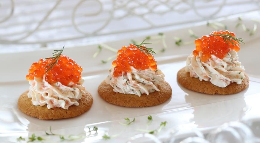 На крекерах