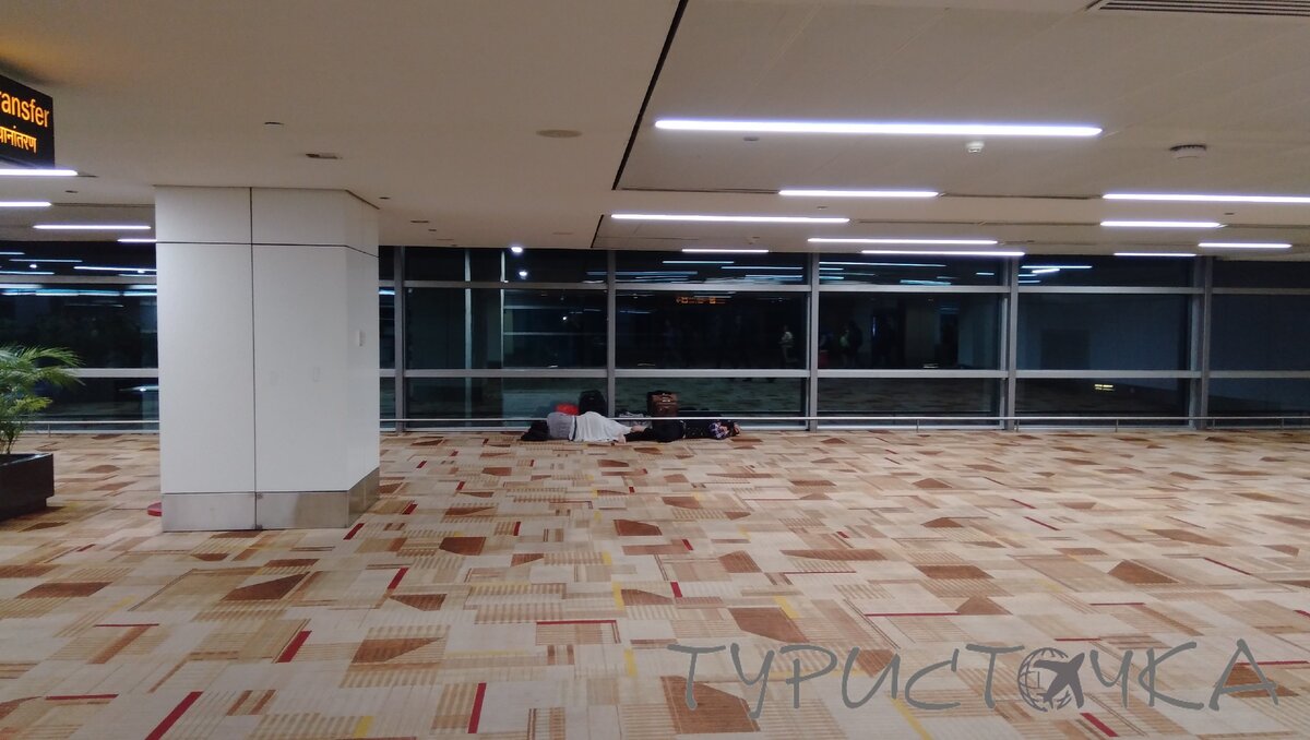 В аэропорту Дели всё в коврах