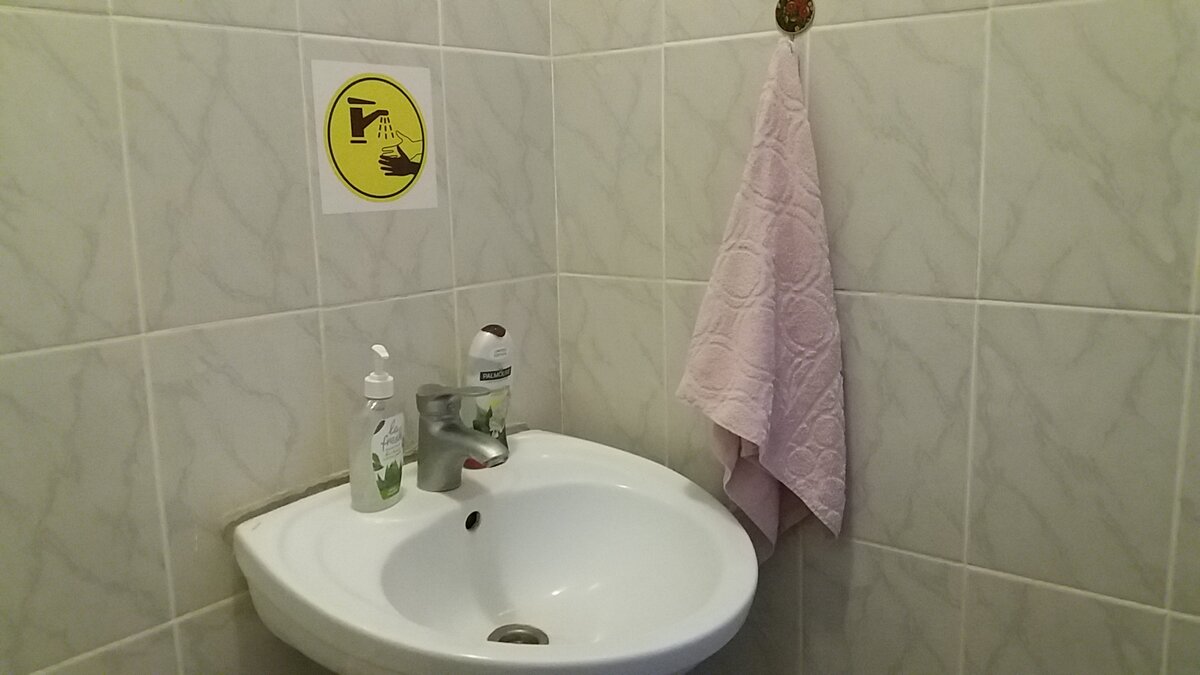 Раковина и чистое полотенце