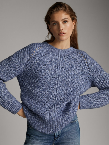 СВОБОДНЫЙ СВИТЕР С КРУПНОЙ ВЯЗКИ С ДИАГОНАЛЬНЫМ УЗОРОМ. ШЕРСТЬ 7%, ХЛОПОК 60%, АКРИЛ 30%, АЛЬПАКА 3%. Фото с сайта www.massimodutti.com/ru