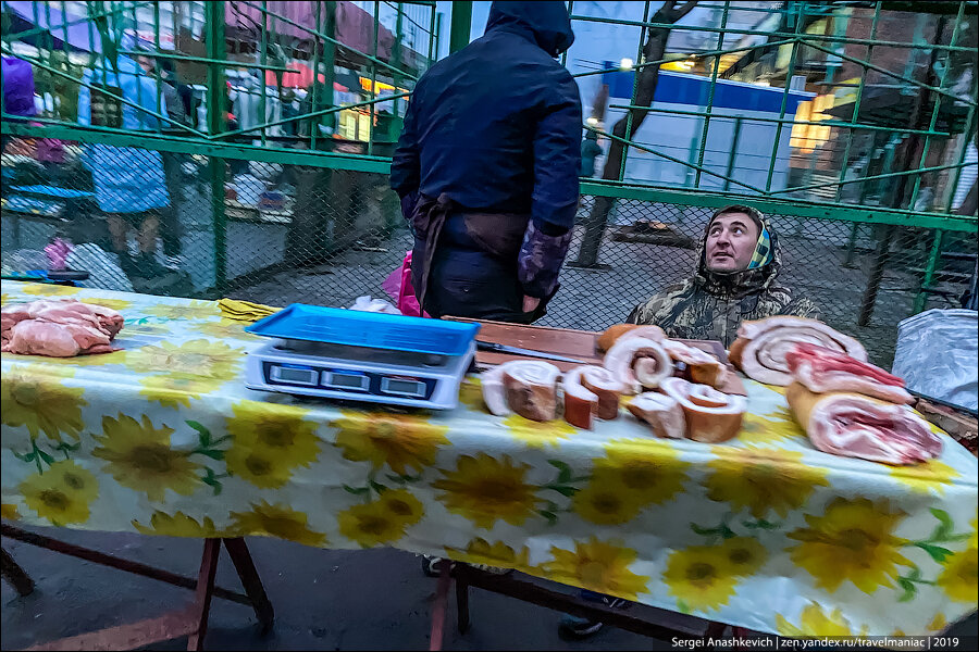 Прилетел в Украину и сразу же попал на стихийный базар. Показывают, что там продают