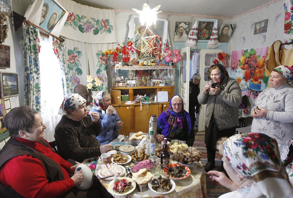 Фото рождественское село. Новогоднее застолье в деревне. Новогоднее праздничное застолье в селе. Празднование Рождества в деревне. Деревенский новогодний стол.