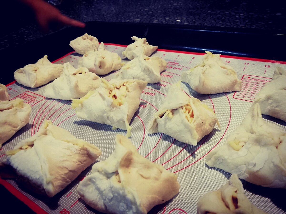 в кадр попали шаловливые ручки сыночка))