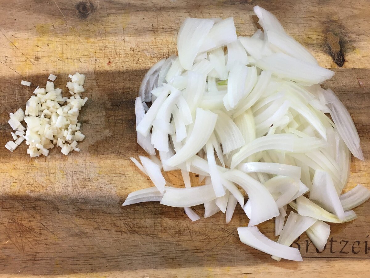 Подготовленные к готовке лук и чеснок