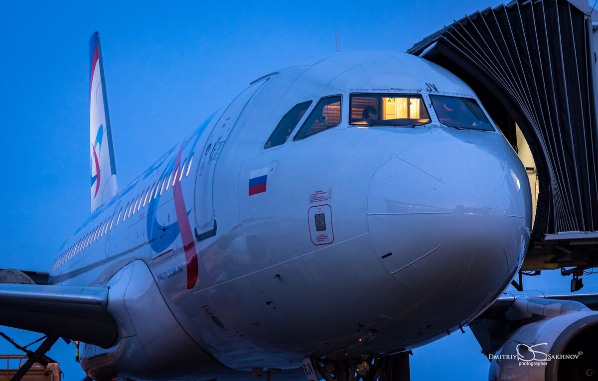 Борт Уральских авиалиний, аэропорт Рощино, Тюмень.