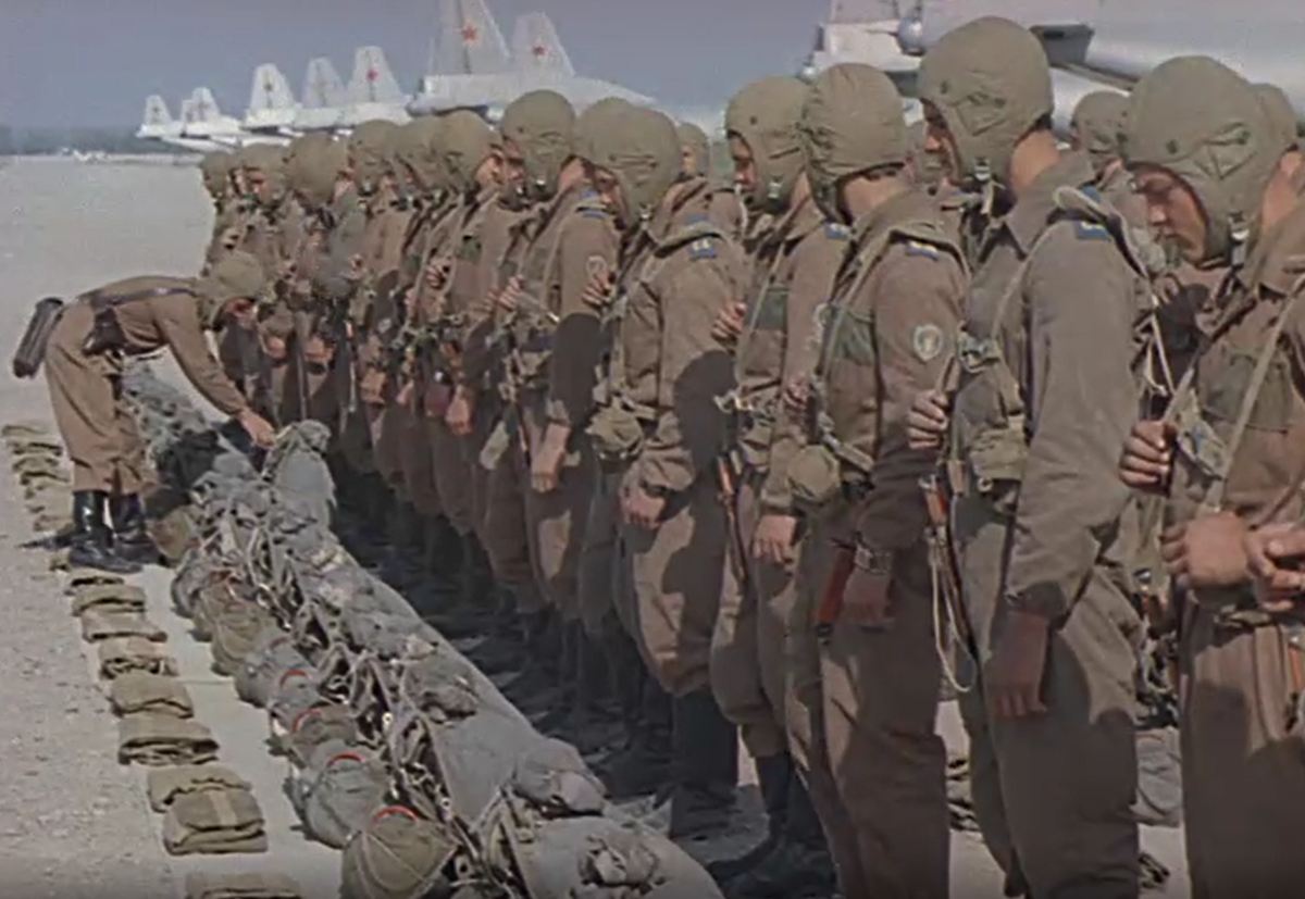 Кадр из документального фильма "На плечах небо" (1975)