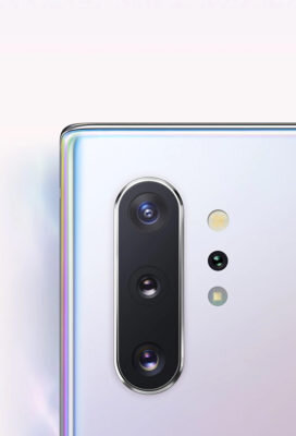 Оба смартфона получили ночной режим (НАКОНЕЦ-ТО). Есть замедленная съёмка и хорошие портретные режимы. В основном и зум-объективах есть оптическая стабилизация изображения. У Samsung бонус в виде сверхзамедленного видео 960fps, Pro-режима с ручными настройками прямо в приложении и размытия заднего плана в режиме видео, которая работает 50 на 50, и режим Еда. 
