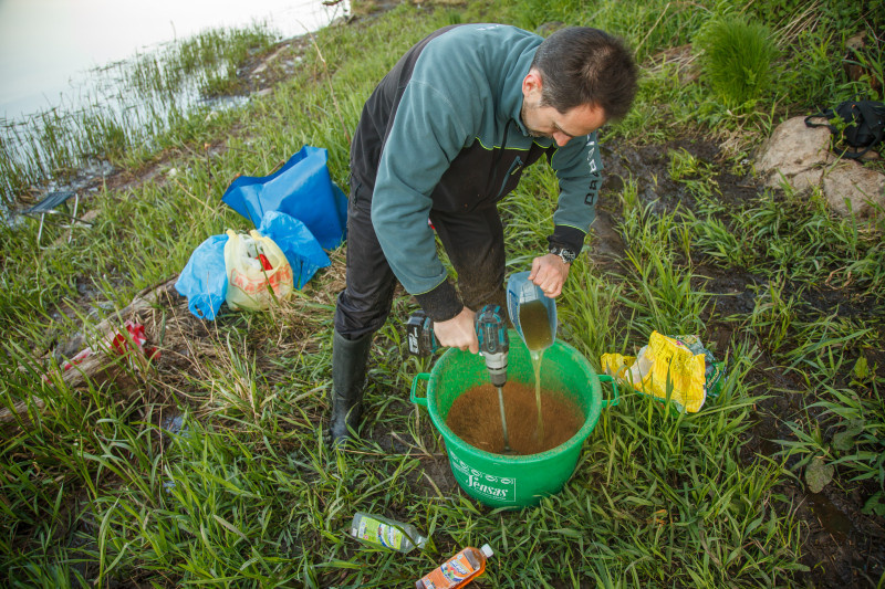 Процесс смешивания прикормки.