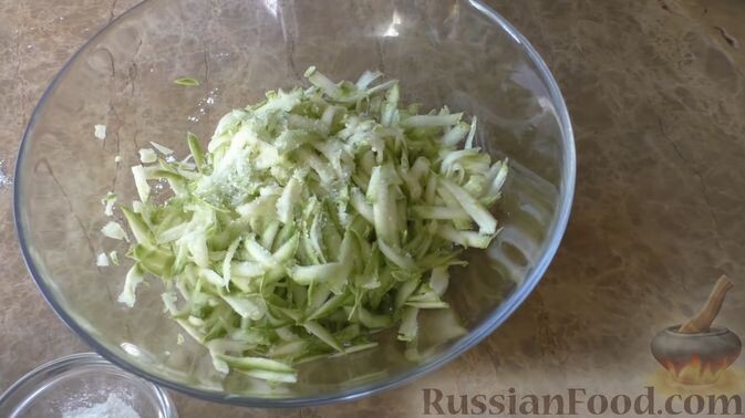 Кабачок натираем на крупной тёрке. У меня кабачок молодой поэтому я его тёрла вместе с кожурой. Если кабачок старый, кожуру и семена убираем. Добавляем к натёртому кабачку щепотку соли и даём постоять минут 15-20, пусть выделится сок.