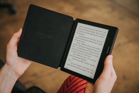 Электронная книга Электронная книга – удобная для учёбы вещь. Современные книги позволяют просматривать текстовые файлы разных форматов и картинки, а также проигрывать аудио- и видеофайлы. У студентки под рукой всегда будет целая библиотека с нужными и полезными в учёбе книгами.