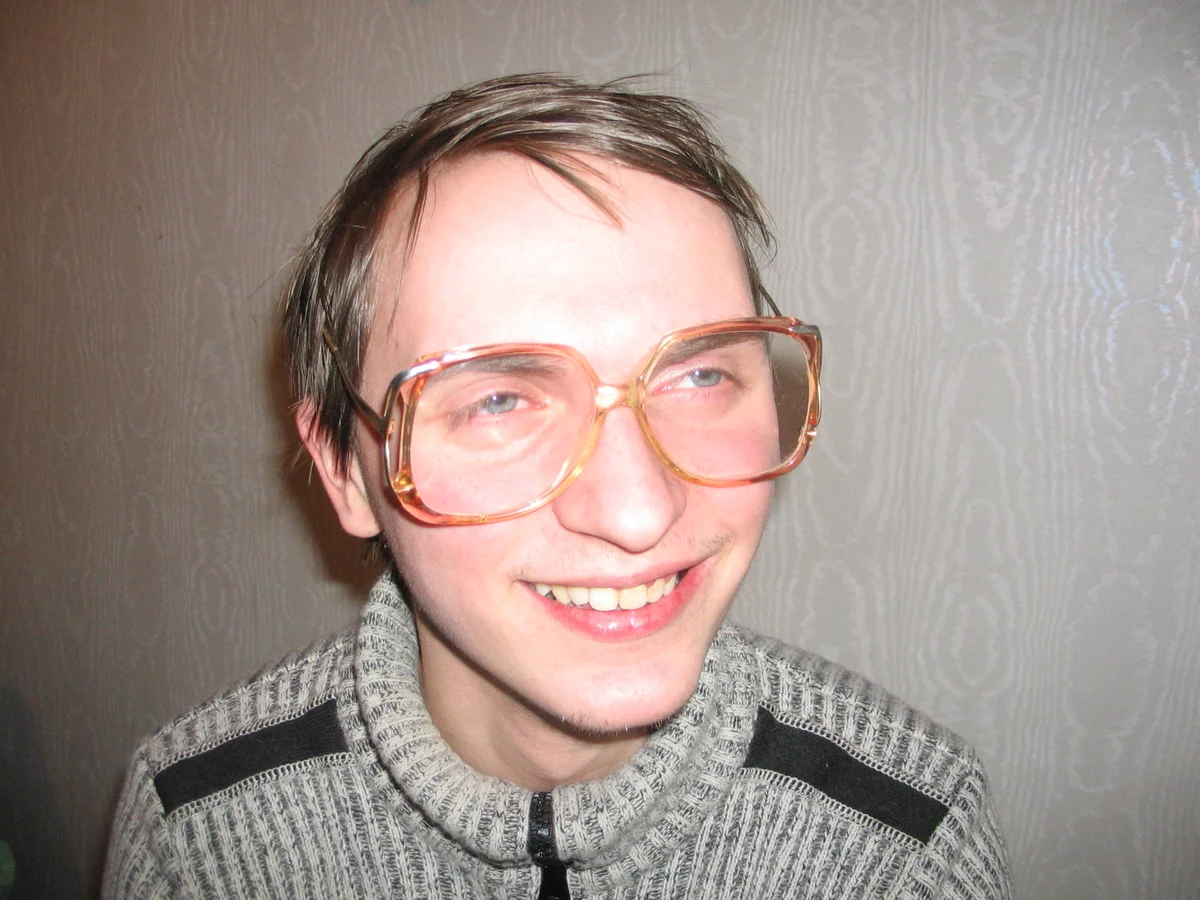 Прическа ботана. Ботаник в очках. Какой ботаник. Овощевод ботаника теплица. Парень студент ботан.