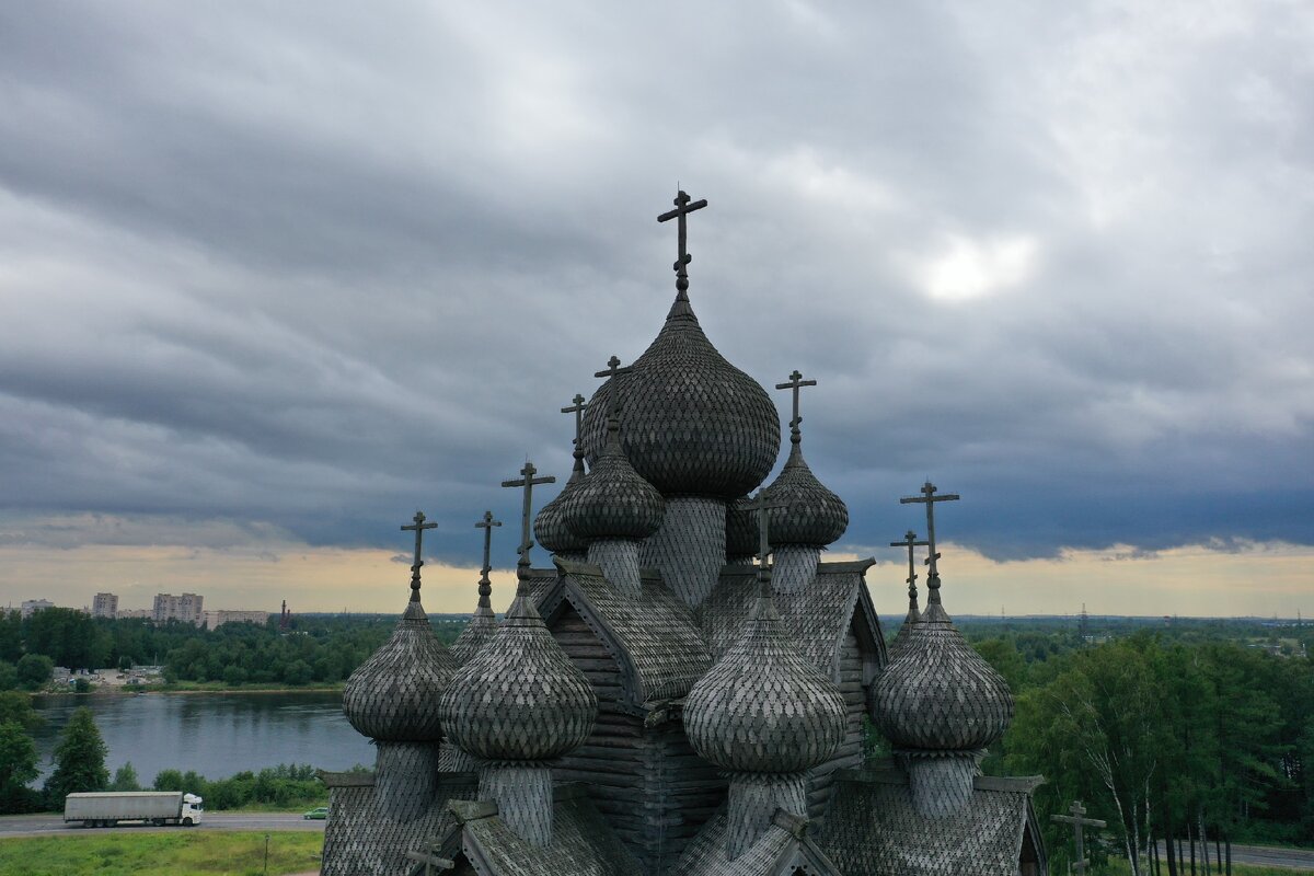 Реплика старинного храма построенная на берегах Невы