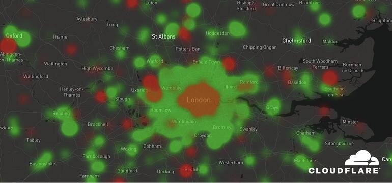 Зелёные участки означают рост интернет-трафика, по большей части в жилых кварталах. Красные означают падение трафика, по большей части в деловых районах Лондона