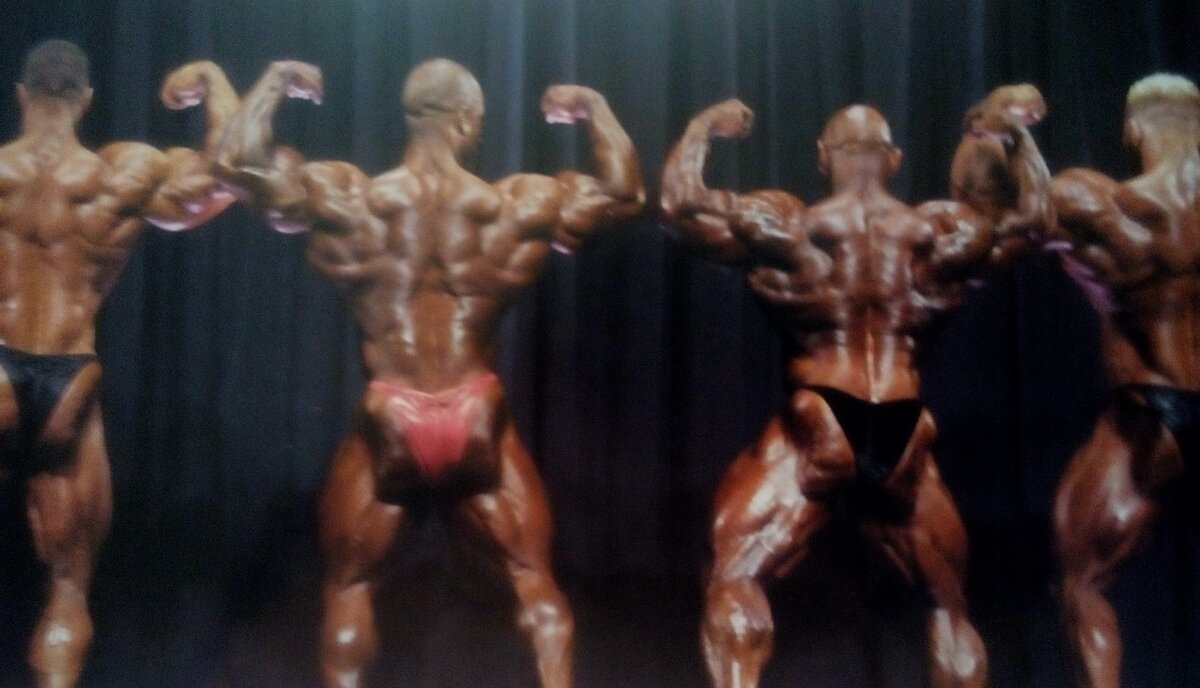 Двойной бицепс сзади