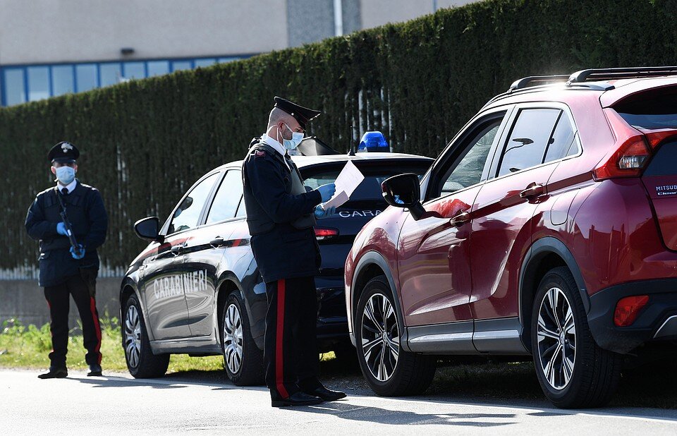  .«БУДЕШЬ УМИРАТЬ — ЗАБЕРУТ В БОЛЬНИЦУ» 
- Пару дней назад в Риме было более чем спокойно, - рассказала «КП» россиянка Анастасия, живущая в итальянской столице. — Да, на улицах несколько меньше туристов, чем обычно, но не более того. Никто даже маски не надевал. А с 9 числа Рим попал в красную зону. Вышел декрет: всем сидеть по домам. Минимум передвижений. Мой университет закрыли, занятия отменили. Закрыты спортзалы и места большого скопления людей. А так, нам никто не запрещает выходить на улицу, ходим везде. С продуктами все в порядке. В аэропортах очень много отмененных рейсов. Никто никуда не летит. В целом, какое-то опустошение...

- Паники у народа нет, в супермаркетах все продукты есть. Все нормально. Единственное в аптеки очереди, подчас они выстраиваются даже на улице. И все стоят друг от друга в метровой дистанции. Есть проблемы с медициной. Не хватает дыхательных аппаратов. Друзья-врачи советуют сидеть дома, потому что, если заразишься, то в больницу тебя все равно не заберут, только если уж помирать совсем будешь. У меня есть знакомые, которые с легкой температурой и кашлем сидят дома. К ним даже не приходят проверять, есть ли у них коронавирус или нет. Я так понимаю, что тестов у медиков не так много осталось, - говорит россиянка Богдана, живущая в Милане.