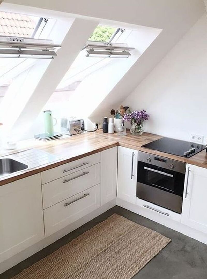 Интерьер небольшой  современной кухни в мансардном помещении.