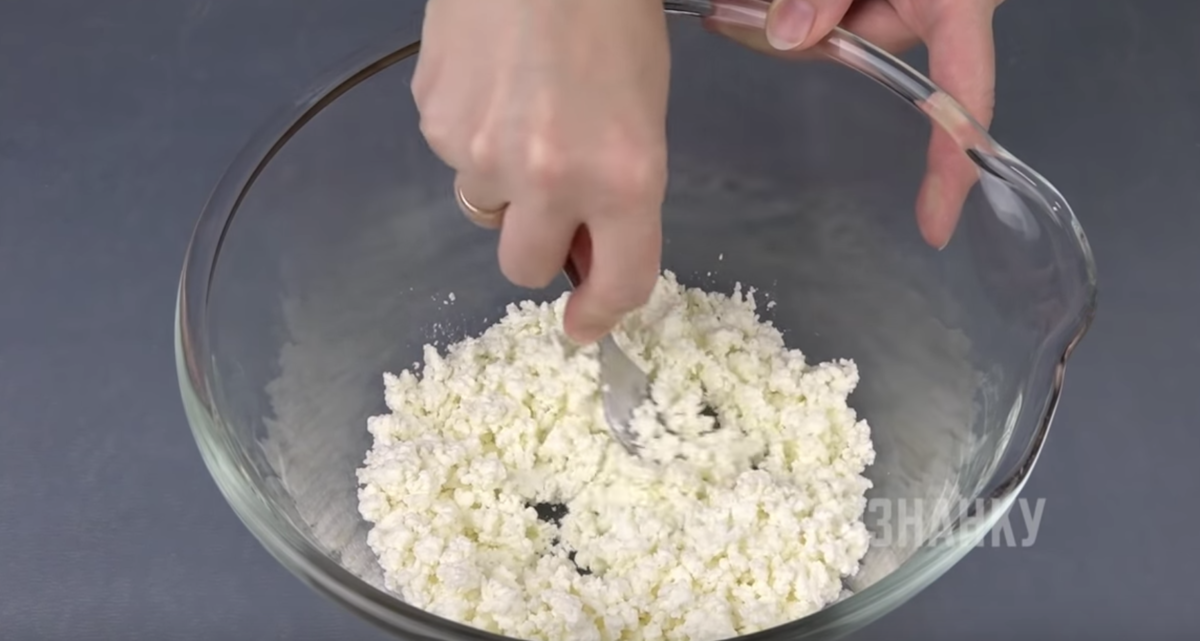 У меня домашний творожок (я готовлю его сама). Для этого рецепта он идеально подходит