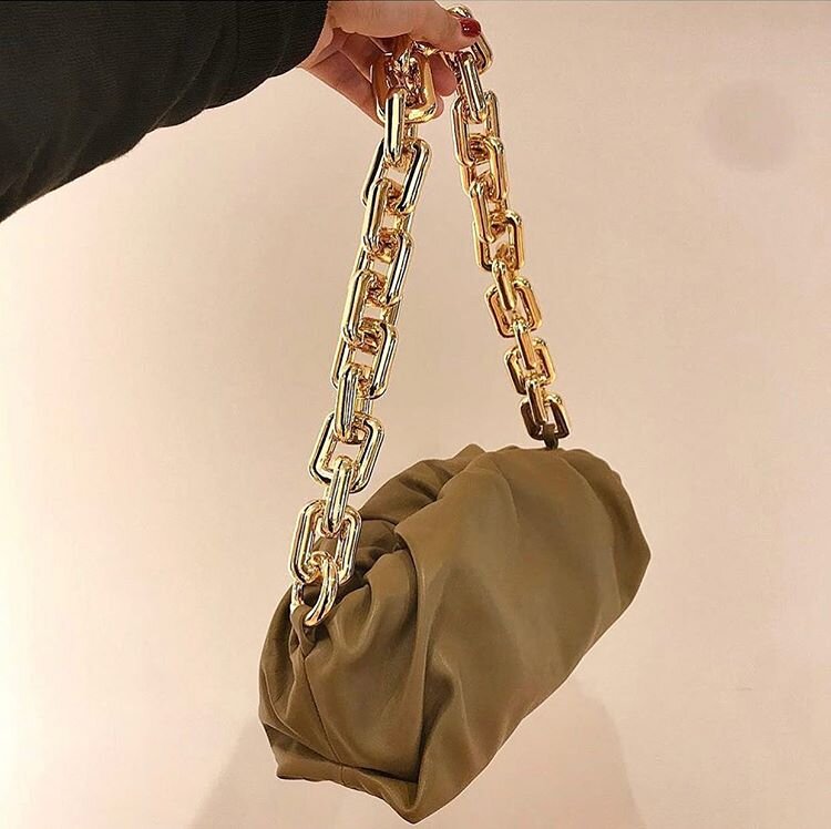 Одна из самых модных сумок Bottega Venetta в 2020 году - модель "Облако с цепью"