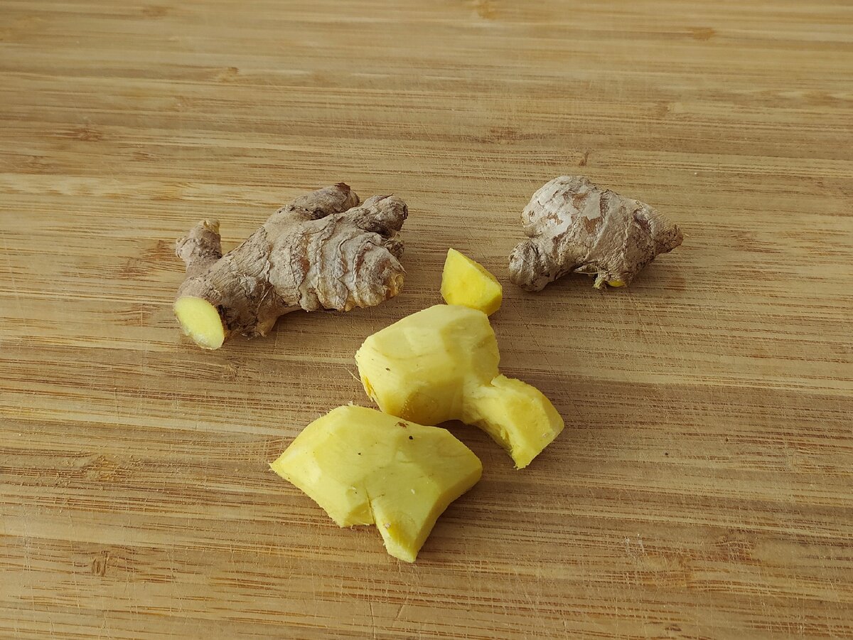 Имбирь свежий. Куплен за неделю до этого по цене в 250 рублей за кг. Фото автора