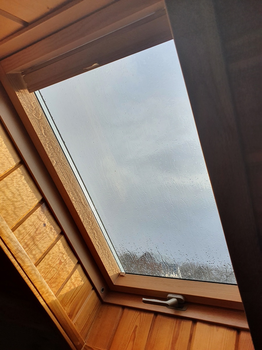 Весь день то дождик, то солнышко