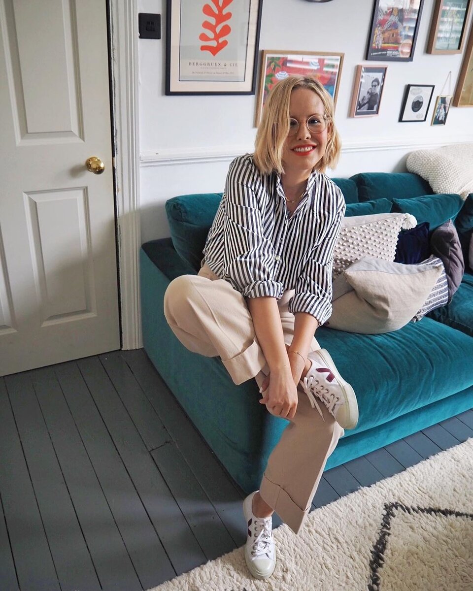 @thefrugality/Женщина в свободной рубашке. /Фото: instagram.com  