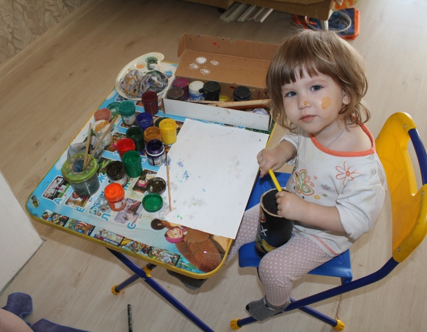 Дочь пока только смешивает цвета, тоже как хочет.