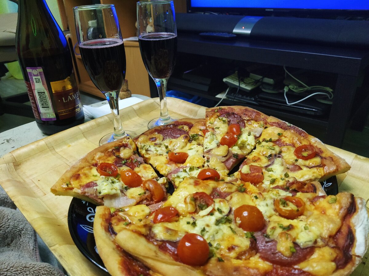 Лучшее времяпровождение вечером дома - это бутылочка игристого и вкуснейшая авторская пицца, приготовленная собственными руками! 