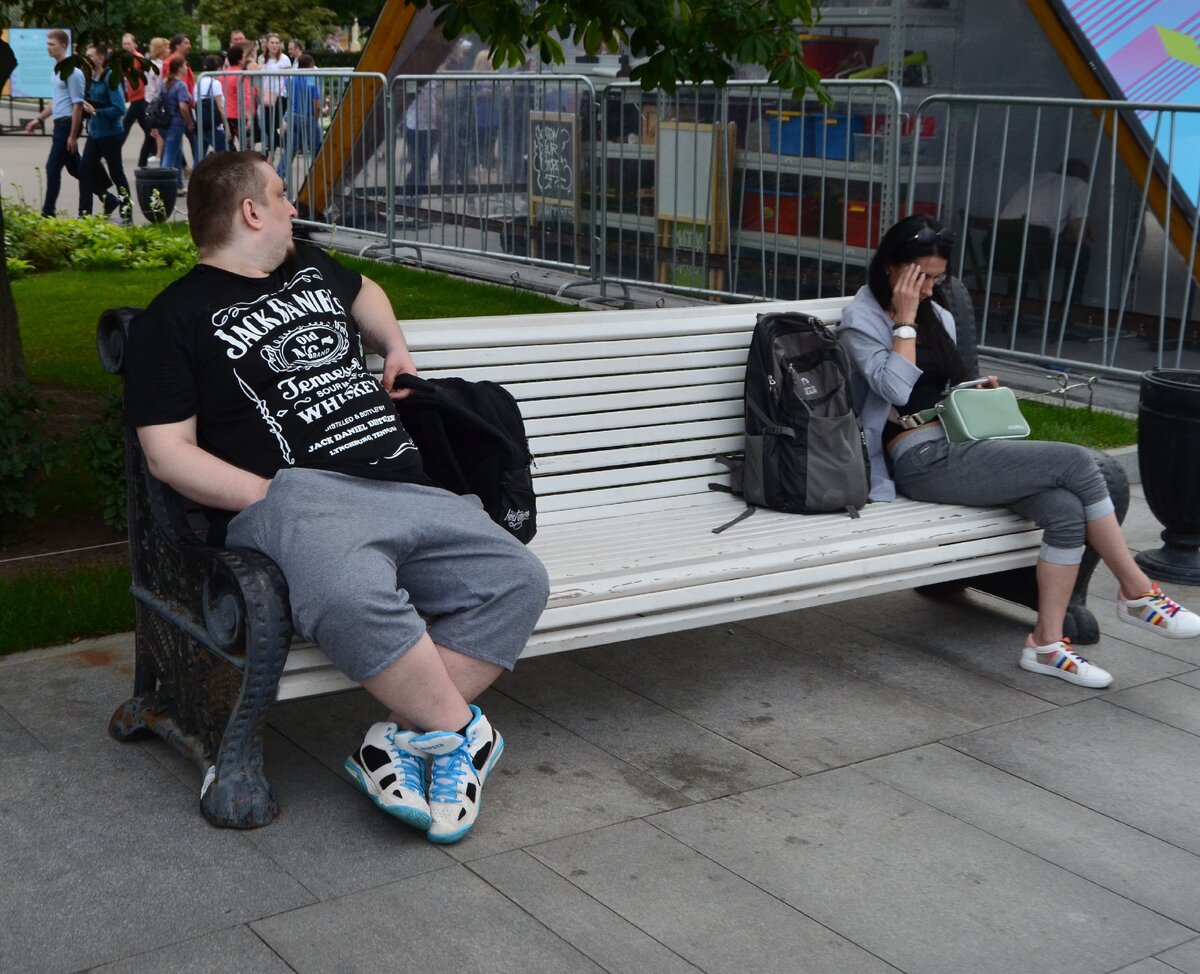 Две трети опрошенных заявили, что им не достает средств до следующей зарплаты или стипендии.  Фото автора. 