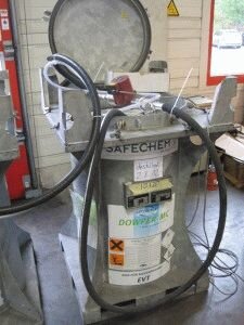 Рис.2. Внешний вид бочки с растворителем в контейнере с подключенными коммуникациями