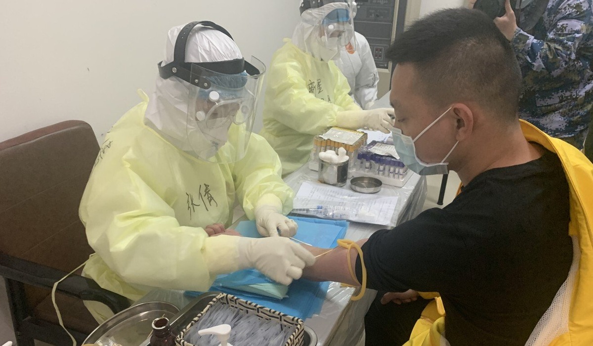 До того, как присоединиться к клиническим испытаниям, Сян работал водителем скорой помощи на добровольных началах. 