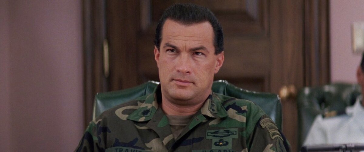 Фирменный прищур Стивена Сигала деморализует волю врага., "Приказано уничтожить", 1996 год.