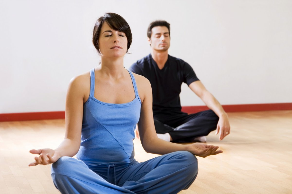 Медитации родители. Занятия йогой. Йога мужчина и женщина. Практики цигун. Цигун медитация.