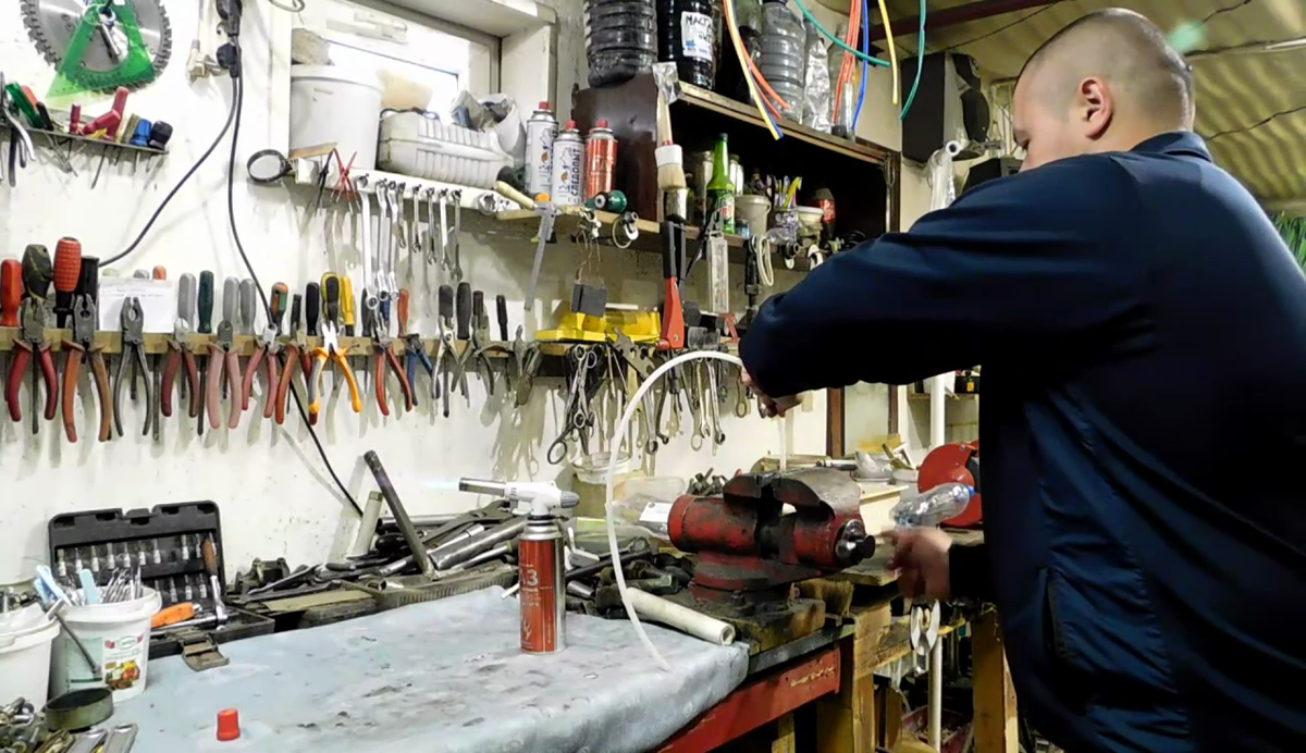 Конец этой трубки нужно заглушить при помощи горелки и тисков.