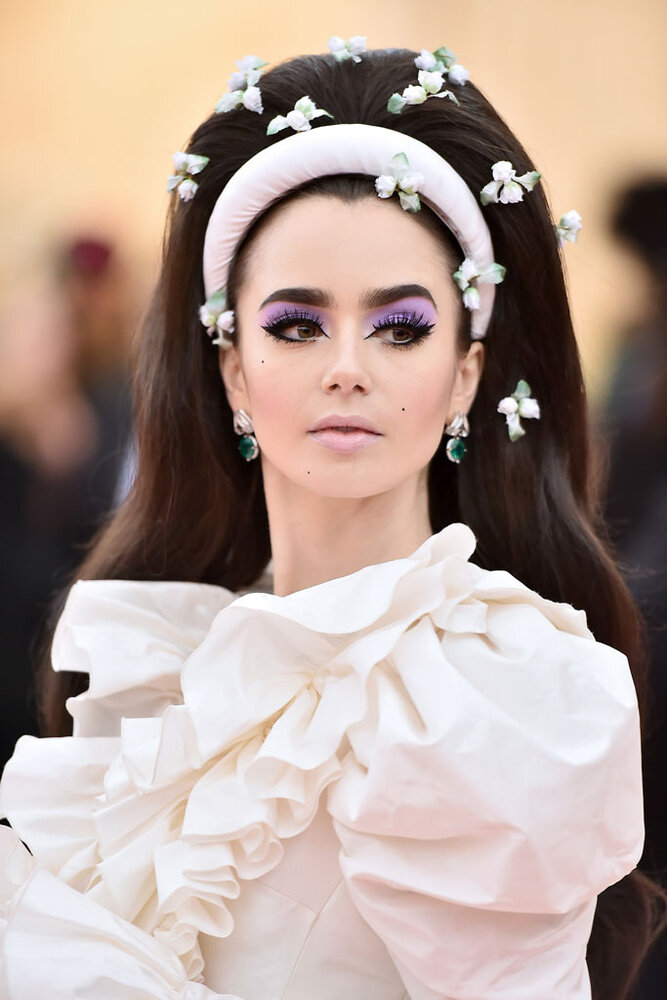 Лили Коллинз на Met Gala 2019. Фото: Getty Images