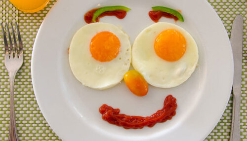 Продукты, богатые белком  прекрасно насыщают организм, поэтому позавтракав яичницей, вы долгое  время не буде испытывать чувство голода, что в свою очередь избавит вас  от лишних перекусов, которые и являются одной и причин набора лишнего  веса.
 Но помните, что всему своя мера, если вы хотите похудеть – 2-х яиц для приготовления яичницы будет достаточно.
 Блюда из яиц придают сил и энергии, ускоряют обмен веществ,  способствуют наращивания мышечной массы (при интенсивных нагрузках),  витамины, содержащиеся в данном продукте, помогают сохранить молодость  кожи, улучшить память, зрение, а также предотвратить появление различных  опухолей и др.