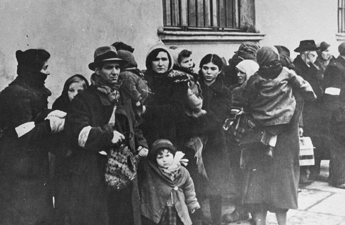 Евреи Краковского гетто перед депортацией. 1941-1942 гг. Фото: ushmm.org