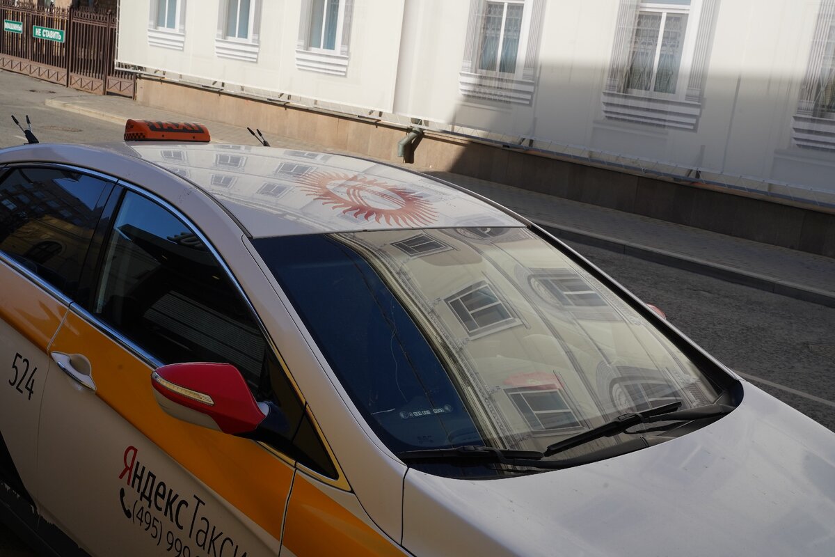 Таксист - истинный патриот. На крыше флаг Киргизии 