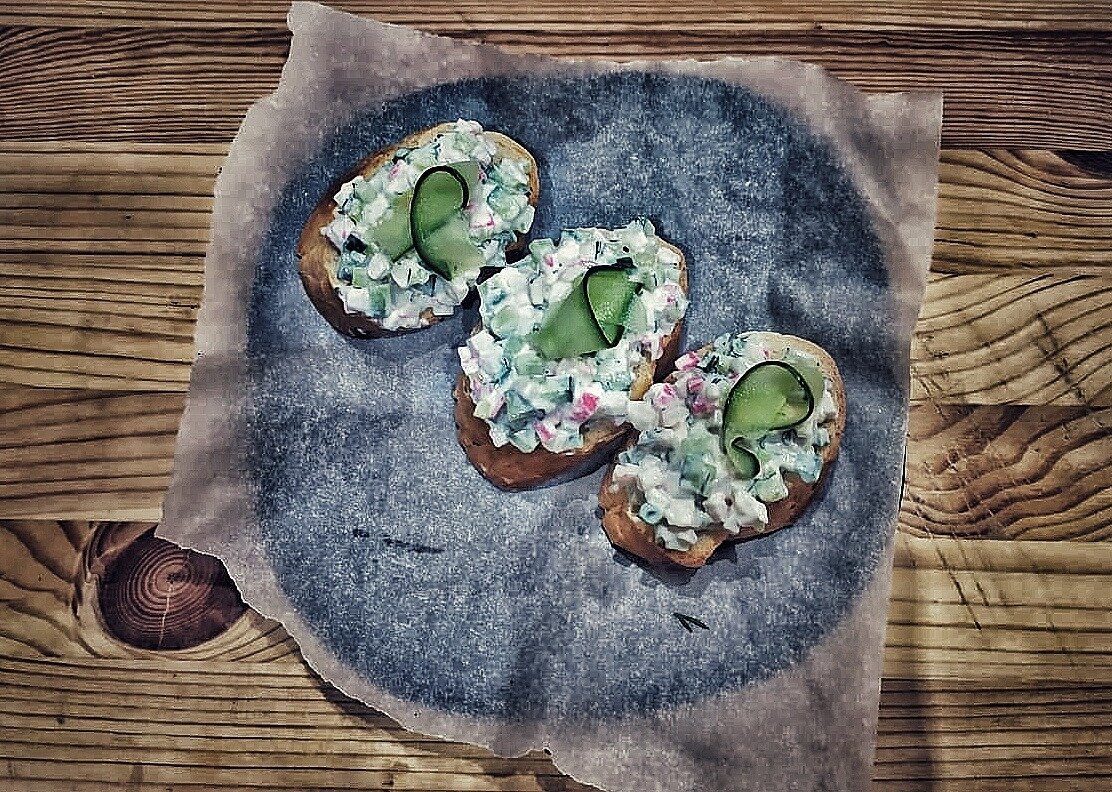 Брускетта с крабовыми палочками