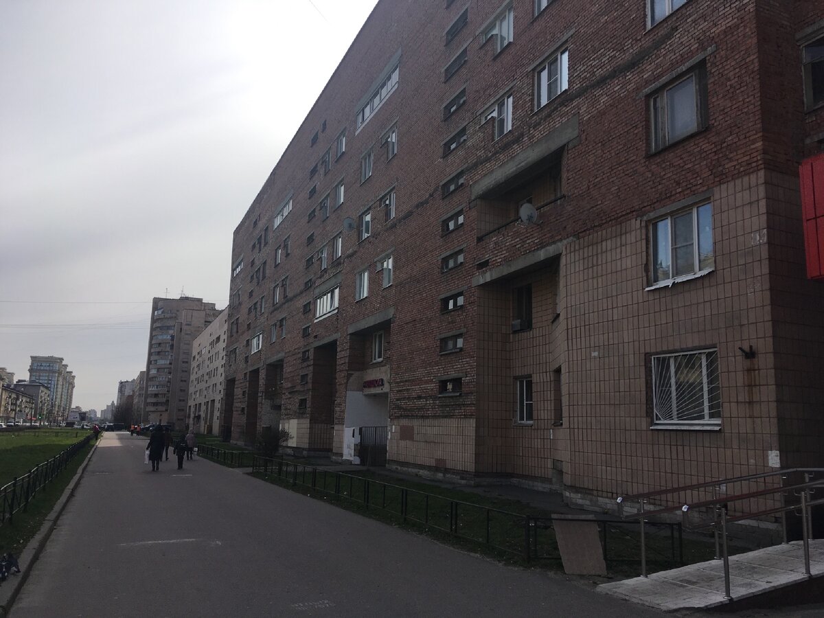 Начало «китайской стены», часть здания с обвалившийся плиткой