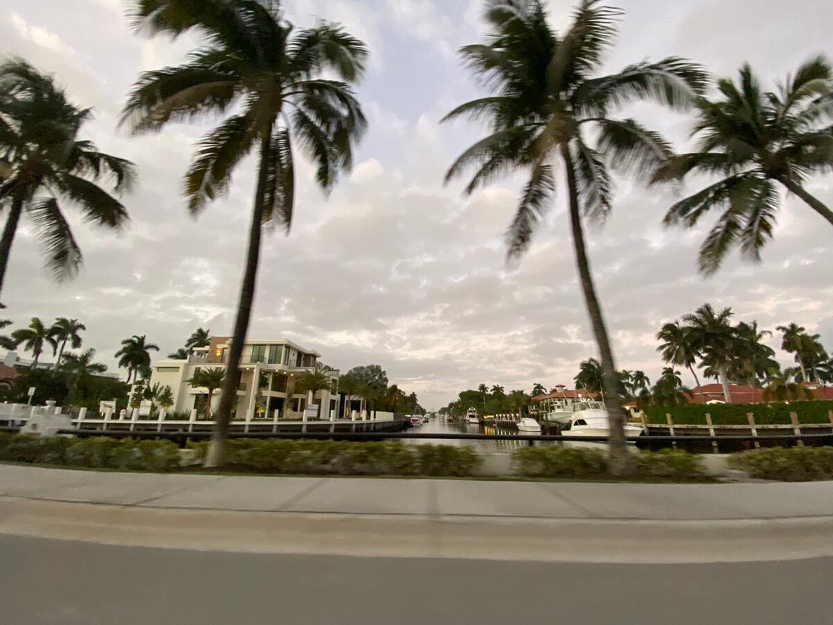 Где-то вдалеке от дома сейчас тепло и пахнет океаном...