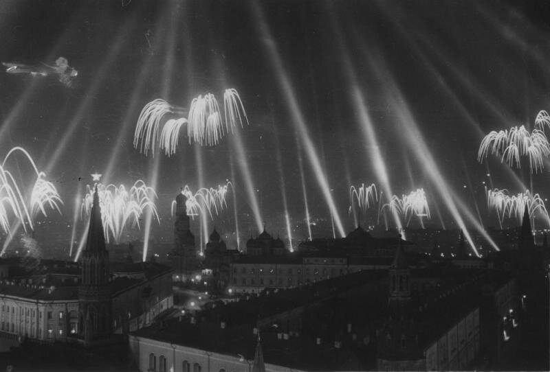 Салют победы 5 августа 1943. Салют в москве 5 августа 1943 года. Салют в москве 5 августа 1943. Салют победы 9 мая 1945. Освобождение орла и белгорода 1943.