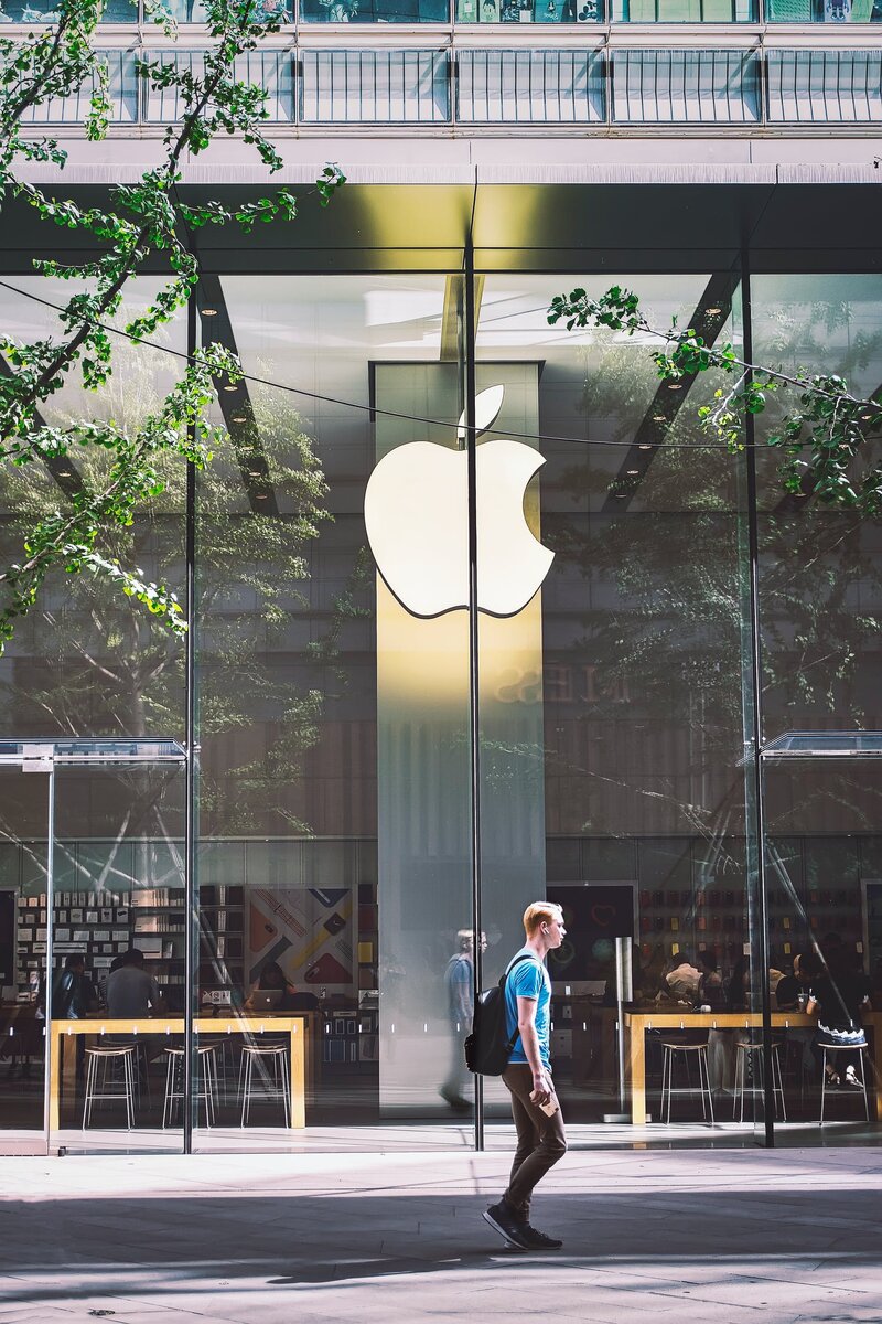 https://www.pexels.com/photo/man-passing-an-apple-store-1237103/