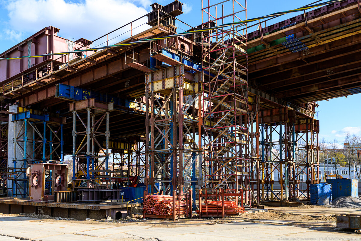 
Что такое стройка в первую очередь? В первую очередь строка - это деньги, которые получают от нее наименее вовлеченные в нее персонажи: чиновники и генподрядчики. Я сейчас имею ввиду конечно стройки, которые производятся на государственные деньги, деньги из бюджетов. Вот и в Москве строительство любого объекта - это в первую очередь прокручивание бюджетных денег с возможностью немого урвать себе. Вы обращали наверное внимание, что чиновники наши открывая какой либо объект, НИ РАЗУ не смотрели на то, как он сделал, доделан ли до конца, и на то, все ли сделано так как надо. Проще говоря, никто из них НИКОГДА не интересуется качеством готового "изделия". Качество интересует прежде всего жителей города, тех, кто будет каждый день соприкасаться с элементами построенной инфраструктурой. Ни для кого, наверное не секрет, что наши чиновники никогда не будут пользоваться построенными под их руководством станциями метро, ТПУ, больницами, детскими садами, школами. Как говорил персонаж из фильма "Кин-дза-дза!" "Правительство на другой планете живет, родной...". И на этой планете совершенно другие дома, поликлиники, школы... и там с качеством все хорошо, ведь это же "для себя". Чиновникам даже не нужны по сути новые дороги, так как они и по перегруженным нынешним, передвигаются с большим комфортом в люксовых авто с мигалками и ментами, пробки - это не для них. Но все же дороги - это любимое детище московских властей. Причем, как нынешних, так и прошлых. У прошлого руководства была грандиозная идея построить ЧЕТВЕРТОЕ транспортное кольцо (ЧТК). В головах чиновников живет мысль, что постоянно нарастающее количество пробок на дорогах можно уменьшить, если построишь еще больше дорог. Очевидно, что путь этот тупиковый. Достаточно взглянуть сейчас на пробки, чтобы понять, что решение проблемы лежит в уменьшении количества машин на дорогах. В общем, в итоге проект ЧТК посчитали слишком уж дорогим (это порядка 1 трл. рублей, чтобы было более понятно сколько это, запишу цифрами: 1 000 000 000 000 р.) и по приходе к власти другого мэра, был свернут. Но это не конец истории, а только ее завязка. Дорогой и никому не нужный проект ЧТК преобразовался в модный, новый и оригинальный проект с хордами. В Москве предлагалось построить Северо-Восточную (СВХ), Северо-Западную (СЗХ), Юго-Восточную хорды (ЮВХ) и Южную рокаду (неожиданное название на фоне остальных хорд). Если не открывать карту, то эти путанные названия ничего не говорят, но власти утверждают, что хорды отлично свяжут разные районы города и будет очень удобно. А если карту открыть, то становится понятно, что все эти хорды и рокада по сути образуют еще одно транспортное кольцо, четвертое по счету. =) Более того, стоимость только одной СВХ оценивалась в 250 миллиардов рублей. Если грубо умножить это на 4 (по числу хорд и рокады), получится тот самый триллион, за который хотели построить ЧТК, которое признали очень дорогим. Вот такой вот расклад получается.
