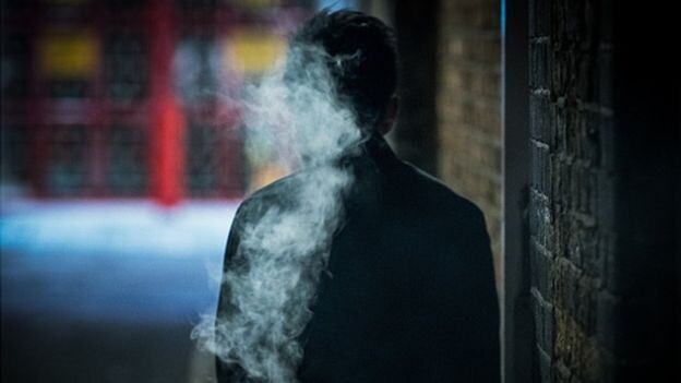 Сигаретный  дым можно учуять на большом расстоянии, а значит, и вирус может прилететь к вам издалека