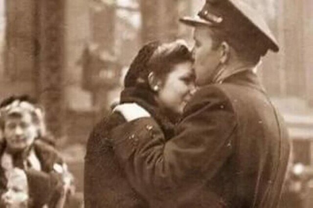 Пишу от лица рассказчика, это родственник людей, о которых пойдёт рассказ! История произошла давно, основа реальна. Многих война раскидала, кто то находил друг друга, кто то нет. Этих людей уже нет, но жива память в сердцах родных. 
"Жила у нас в деревне семейная пара, старые были уже, даже можно сказать престарелые. Женились в возрасте, шестой десяток разменяли. А знакомы с детства.

Как это, почему , попробую рассказать. Школьные годы пропущу, а то получится слишком долгий рассказ. Учились обычно, как все.



После школы Иван отучился в лётном училище, а Валя закончила училище на швею. Планы грандиозные - работа, учёба, да и свадьбу решили сыграть осенью. Родители были не против, помогут, чем могут. Но планы нарушила Великая Отечественная. Ивана сразу забрали, как лётный состав.

Валя оставалась в тылу. Потом закончила курсы медсестёр и стала работать в госпитале, куда её направили. Письма писали друг другу, поначалу, потом разбросало их, закружила война, связь потеряли.

Встретились случайно. Валя тогда в госпитале работала, а Ивана привезли в числе раненых. Она и увидела то его не сразу. Принимала вновь прибывших не она, не видела фамилии, а уже когда вышла в свою смену, это дня через четыре получилось, была по заданию на доставке продовольствия в госпиталь, то на дежурстве увидела назначения на лечение. Ковалёв Иван!

Бухнуло сердце, вскочила! Как птица, полетела в палату, где Иван лежал, увидела его и ноги подкосились. Присела около косяка дверного, и встать сил нет. А Иван видит, что что то произошло, а не видит с кем. Мужики то кинулись, сёстры подбежали, заслонили Валю, слышит только, что девушка рыдает и Ваню зовет. Голос!!! Обдало Ивана жаром, растолкал толпу, и упала Валечка в его объятья. Обнимает, целует, слёзы градом. Да и он не сдержался, глаза намочил.

Долго они сидели, разговаривали, Валю подменили, благо смена была спокойная. Через день Ивана выписывали, в часть уезжал. Валя уж корила себя, что не сразу увидела его, а что поделаешь, задание дали, надо выполнить.


Уехал Иван, стали письма писать друг другу. Прошло полгода, Ивана на задание отправили и нет вестей о нём. Писала Валя начальству, пришёл ответ - пропал без вести. Так и нет вестей. А тут война закончилась.

Вернулась Валя в родное село, надеялась, что Ивана встретил там, но нет, не было. Так и жила, ждала много лет. Ей уже подруги все говорили, нет вестей столько лет, погиб, выходи замуж, пока ещё не старая. Сватался один, с детьми малыми. Любви не было, хоть и мужчина хороший, работящий, детей пожалела, как им без матери. Расписались потихоньку, без торжеств. Детей с Гришей растили.

Прожили восемь лет или чуть больше, стали Григория военные раны беспокоить, болел много, но всегда по дому хозяйствовал. Болезнь всё же сделала своё дело, забрала мужа у Вали. Погоревала Валя, хоть и не пришла любовь и Ивана своего забыть не могла, но худого сказать про Гришу не могла - заботливый, любил её, а что она не любила, так знал сразу.

Но Валя хорошей женой ему была, не краснел за неё. В доме всегда чисто, сытно, опрятно. Поблагодарил её перед уходом - за детей особенно, что растила, как своих! Родными считала, своих так и удалось им родить. Прошло два года. И вдруг... Как гром среди ясного неба! Иван в село вернулся. Прибежала соседка говорит:

- Там Иван твой вернулся!

Валя так и села. Идти не может, так и ждала. Иван сам пришёл, через два дня. Сел на лавочку, закурил и молчит, на Валю смотрит. Молчали так они долго, не знали о чём разговор начать. А потом Иван заговорил. В плену он был, долго, почти до окончания войны, потом в лагеря сослали, но удалось недолго там пробыть, повезло ему, начальнику большую услугу оказал.

Больше об этом ничего не говорил, никогда, да Валя и не спрашивала, понимала, что нельзя. Как освободили, сразу же в тот госпиталь поехал , Валю искать, а там уже персонал весь сменился, искали, искали и дали ему информацию, что погибла Валя, как не указано, но в документах так обозначено.

Поседел Иван, чуть рассудка не лишился и решил в село своё не возвращаться, тяжело смотреть на те места, где любовь их расцветала. Много тогда городов восстанавливать приходилось, уехал, жениться хотел, но не смог найти по душе, всё по Валиному характеру выбирал, не получилось. А потом написал другу, который в селе оставался по инвалидности, он сказал, что Валя жива.

Всколыхнулась душа, но прочитал дальше - замуж вышла, искала тебя много лет, но сирот пожалела. Иван и остался, где жил. Не хотел семью будоражить. Тот же друг написал о болезни Валиного мужа и его уходе. Как сам потом Иван рассказывал:

- Узнал я, что Валя одна и так обрадовался! И сразу же так гадко себя почувствовал, спасу нет! Не мог я приехать, долго собирался, не решался.

Не выдержал Иван, приехал, пришёл к Вале, сидят, разговаривают, а глаза все чувства выдают. Годы прошли, сколько всего в жизни было, а как будто вчера уезжал Иван из госпиталя в часть. Долго сидел, собрался уходить, около порога оглянулся! И таким взглядом обжог, как в молодости.

Кинулась Валя к нему, обняла и отпускать боится. Сердце колотится, дышать тяжело, а запах его, родной. Иван держит Валю, как будто и не было долгих разговоров, по голове, по щекам гладит, глаза прямо в душу глядят.

Ну что дальше? Так и стали жить вместе, дети Гришины всё поняли, рассказали они им историю их жизни, наревелись все вместе. Валя не хотела регистрироваться, мол и так доживём, возраст то уже, не молодые! Но Иван настоял на свадьбе, мол как хотел я тебя под венец повести, так и поведу. Правда, позже на столько лет! И дети его поддержали. Сдалась Валя под таким напором, свадьбу всей деревней играли.

Так и жили - дружно, да ладно! Не ссорились, говорили, что и так много времени друг без друга потеряли, чтобы ещё на ерунду это время тратить! "