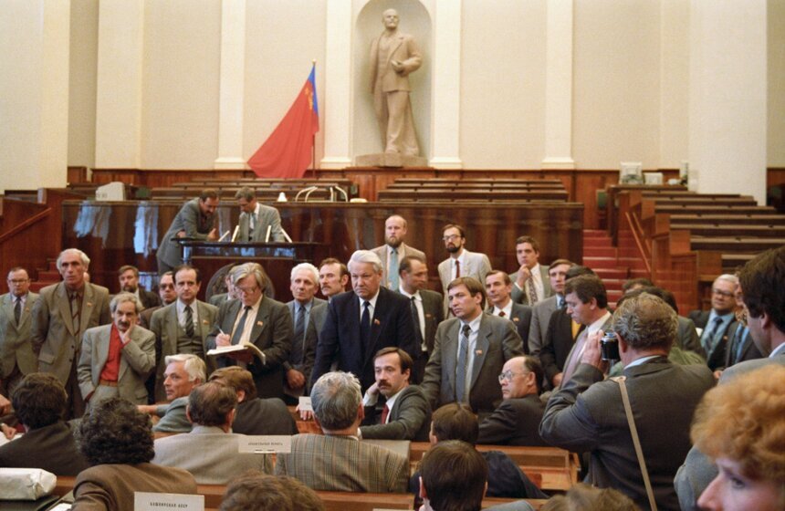 Первый съезд народных депутатов Российской Федерации. Борис Ельцин (в центре) выступает перед депутатами блока "Демократическая Россия". 25.05.1990 