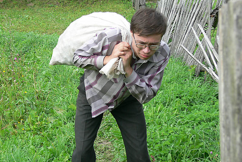 Сосед ворует овощи на нашем участке.