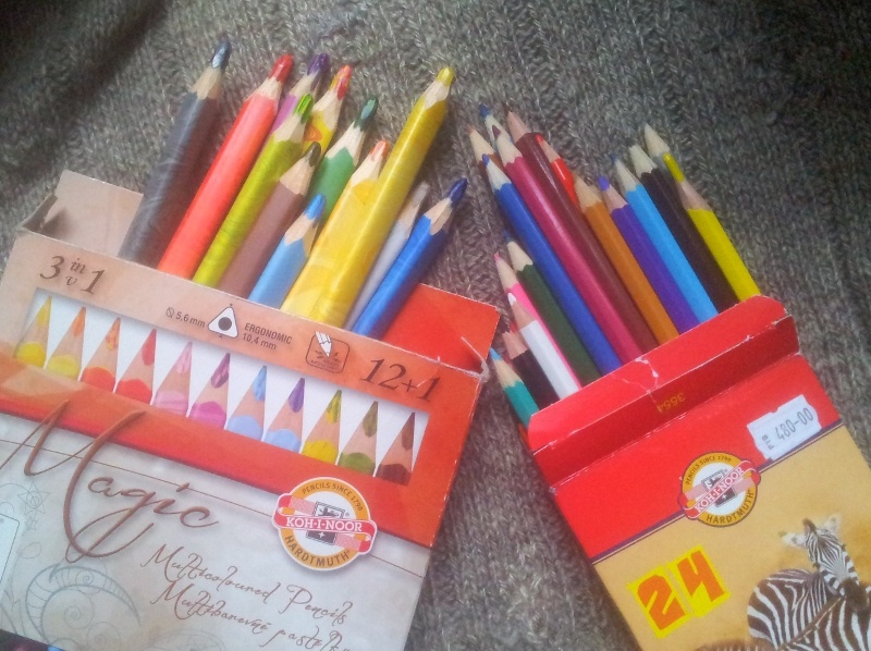 Слева - кохинор мэджик (трехцветные), справа - энималс, обычные, набор 24 цвета